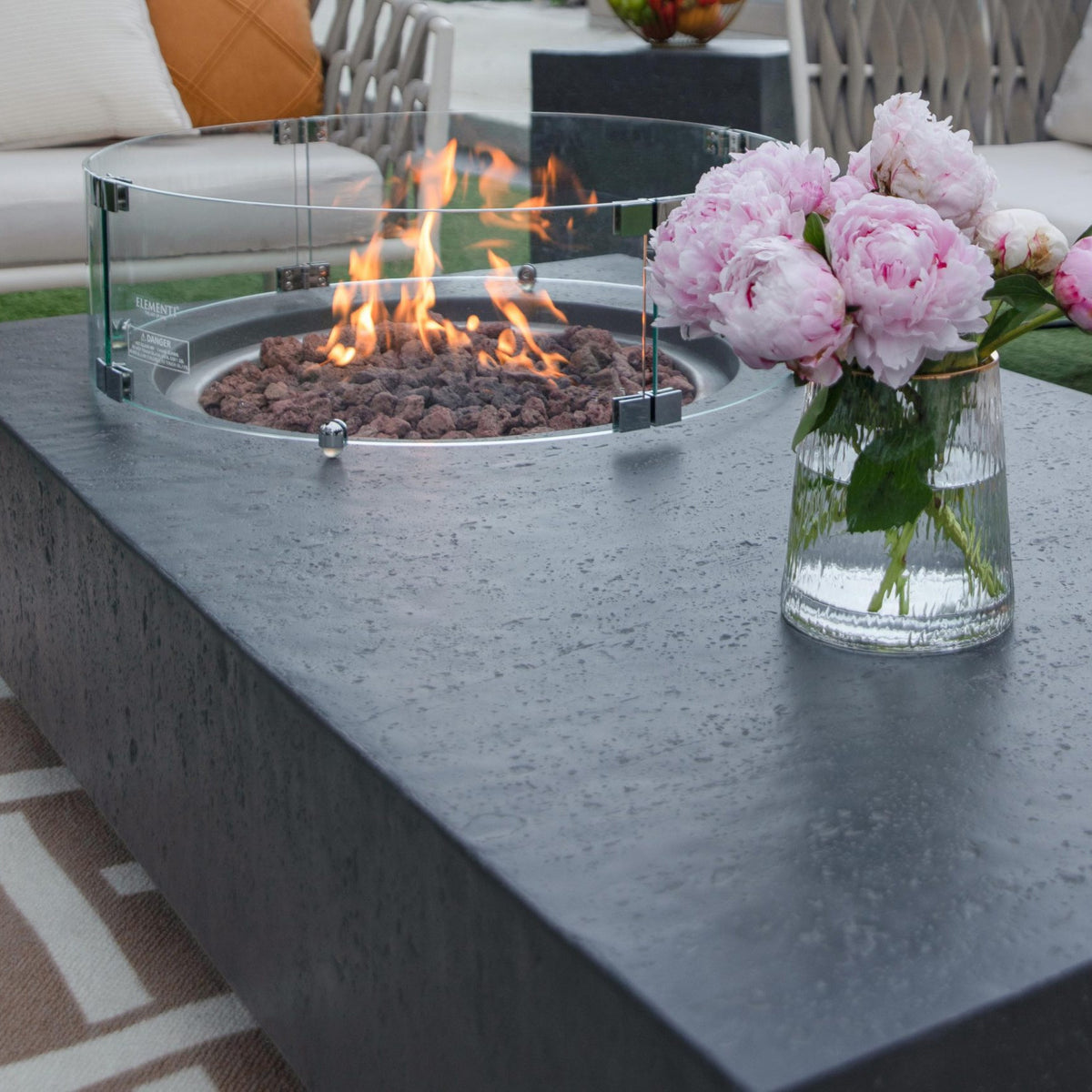 Fire Pit / Focar de lux - Masa de terasa sau gradina cu semineu integrat, pe GPL, model Metropolis 2025, beton + lava