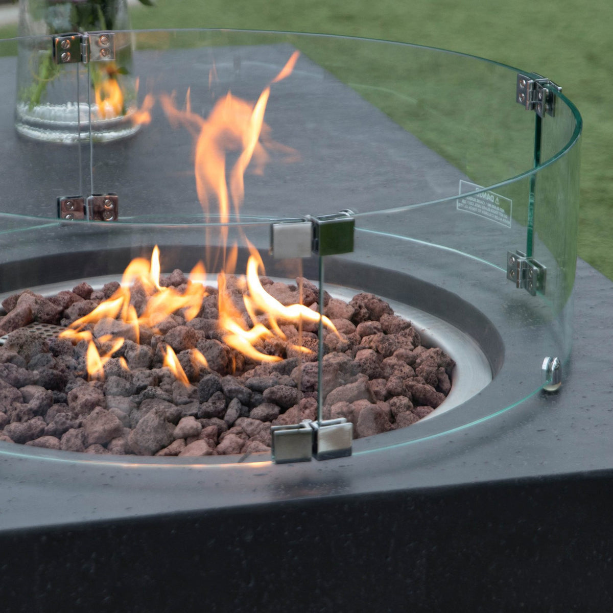 Fire Pit / Focar de lux - Masa de terasa sau gradina cu semineu integrat, pe GPL, model Metropolis 2025, beton + lava