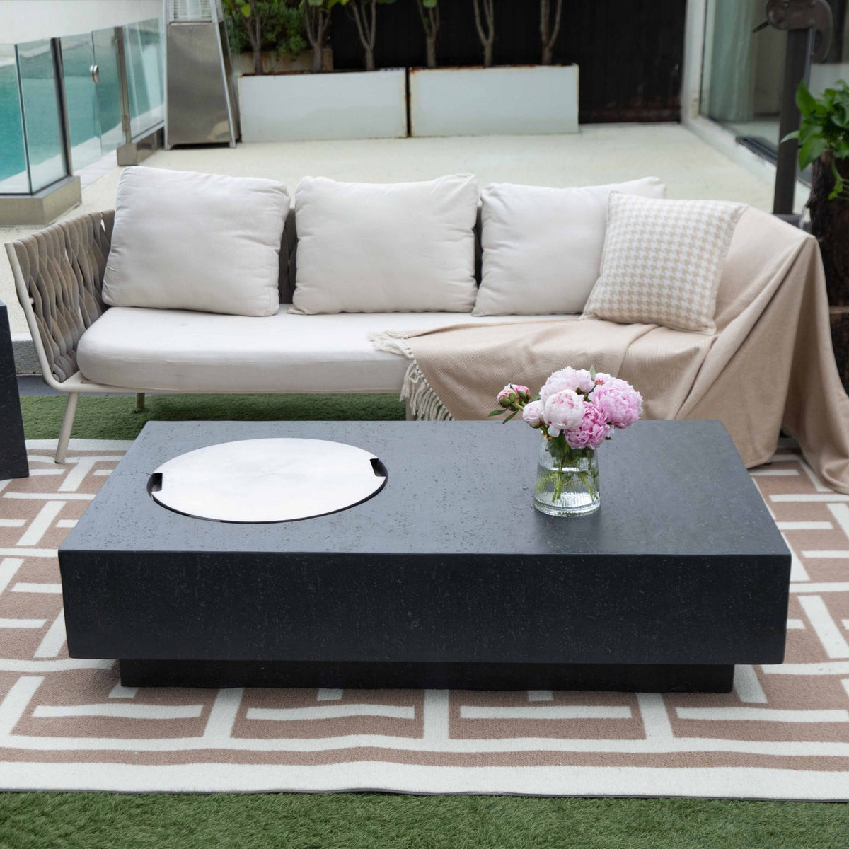 Fire Pit / Focar de lux - Masa de terasa sau gradina cu semineu integrat, pe GPL, model Metropolis 2025, beton + lava