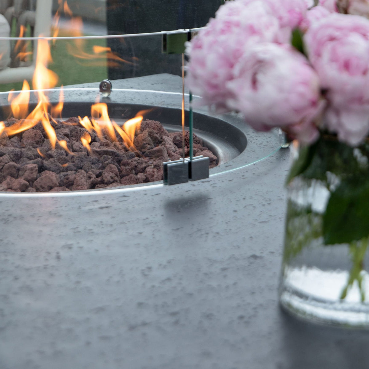 Fire Pit / Focar de lux - Masa de terasa sau gradina cu semineu integrat, pe GPL, model Metropolis 2025, beton + lava